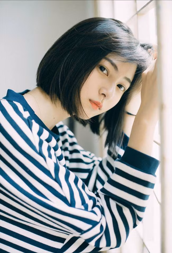 Xuất phát từ bộ ảnh đăng tải trên mạng xã hội Weibo, cô nàng có nickname Manyunyu7 được nhiều người chú ý tới bởi nét đẹp trong trẻo, nhẹ nhàng và không kém phần cá tính.