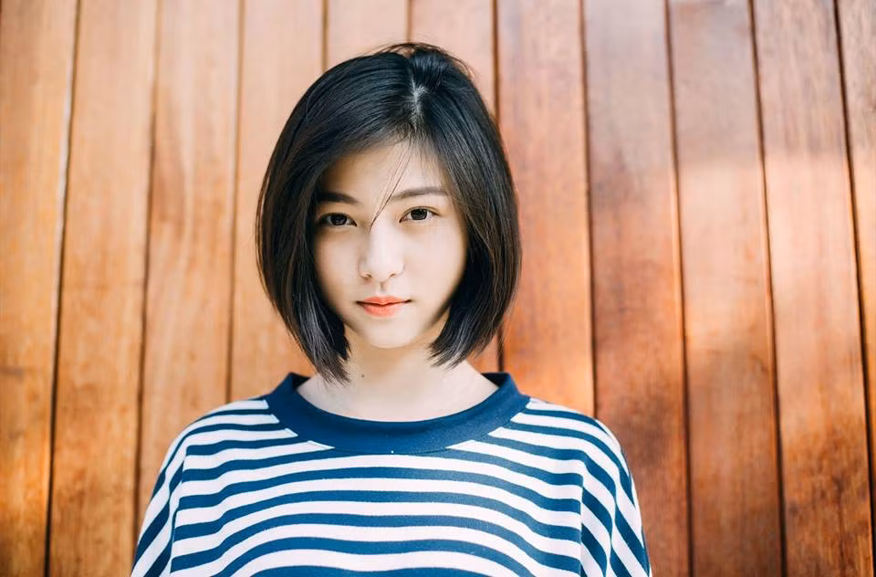 Những cô nàng tóc ngắn được ví như những "cục nam châm" thu hút sự chú ý của nhiều người, không chỉ bởi sự cá tính mà còn bởi nét nhẹ nhàng nhưng đầykhác biệt. Mới đây, một nàng thơ tóc ngắn Trung Quốc đã được dân mạng “khai quật” và bỗng chốc nổi như cồn trên mạng xã hội.