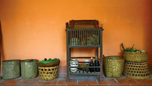 Với những đứa trẻ thời ấy, những chiếc chạn bát này chẳng khác nào chiếc tủ lạnh bây giờ. Vì chạn bát một nửa bên dưới là để bát, đũa, đĩa, còn một nửa bên trên là tủ đựng thức ăn để giải quyết cơn đói của mình.