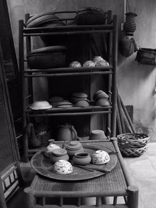 Bên cạnh đó, nhiều người cũng hy vọng rằng hình ảnh về những chiếc chạn bát thời xưa trên đây sẽ phần nào đưa các bạn về với ký ức tuổi thơ, về với cuộc sống thanh bình một thời giữa những bộn bề, xô bồ của cuộc sống phồn hoa đô thị hiện nay.