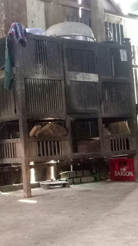 Có những chiếc chạn bát đã đen xì vì khói bồ hóng từ các gian bếp củi.