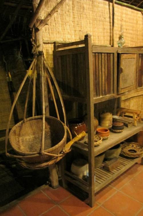 Dần dần theo thời gian, chúng ta chuyển từ việc sử dụng bếp củi, bếp than, bếp lò sang nấu bằng bếp ga, bếp điện từ đó chạn bát dần dần bị lãng quên và được thay bằng tủ bếp.