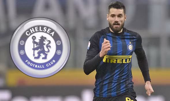 Spaletti làm khó Chelsea: Trước báo giới, HLV Luciano Spaletti khẳng định sẽ làm tất cả để giữ chân tiền vệ Antonio Candreva, người đang nằm trong tầm ngắm của Chelsea. Có thông tin khẳng định The Blues đã sẵn sàng chi 27 triệu euro cho thương vụ này. Ảnh: Calcio