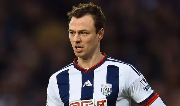 Tony Pulis xác nhận Arsenal và Man City hỏi mua cựu sao M.U: "Evans có cơ hội để đến Arsenal vào năm ngoái." HLV Pulis cho hay. "Nhưng điều này không hề khiến tâm lý cậu ấy bị ảnh hưởng. Còn trường hợp của Man City thì khác hẳn, bởi họ có tham vọng vô địch Ngoại hạng Anh, FA Cup, Champions League. Họ đã đưa ra lời đề nghị và chúng tôi đã từ chối. Lý do là một cầu thủ chỉ được bán với đúng giá trị của họ, thật điên rồ nếu như West Brom từ chối một khoản tiền khổng lồ trước mặt."