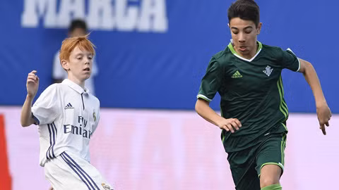 Real chiêu mộ sao mai Betis: Đội bóng thành Madrid đã chiêu mộ thành công cầu thủ trẻ 13 tuổi, David Pecellin Garcia của học viện bóng đá Real Betis. Pecellin đã gây ấn tượng mạnh mẽ khi khoác áo đội trẻ Real Betis tham dự giải đấu La Liga Promises được tổ chức vào mùa hè năm 2016 và lọt vào tầm ngắm của Real Madrid. Phải mất một năm theo đuổi cũng như chứng kiến sự phát triển tài năng của Pecellin, đội bóng thành Madrid mới quyết định chiêu mộ cầu thủ nhí này. Ảnh: Goal