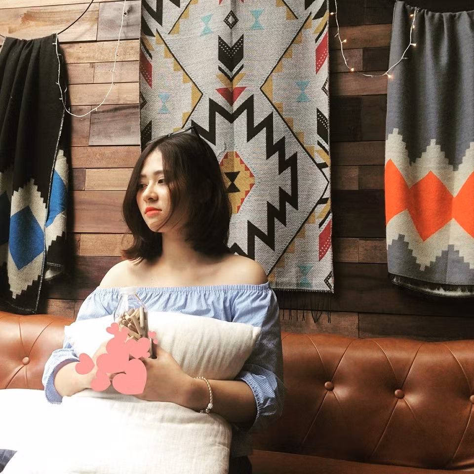 Đặc biệt, đến với Ngầu Coffee chủ quán các bạn trẻ không chỉ có không gian đẹp để check-in mà còn có thể dùng rất nhiều phụ kiện của quán để có những bức ảnh đẹp, độc đáo và hợp với những sự kiện trong năm.