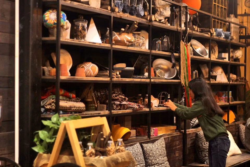 Được bố trí hai không gian trong nhà và sân vườn, quán cafe được nhiều bạn trẻ thành Vinh lui tới thời gian qua cho những vị khách của mình rất nhiều lựa chọn về vị trí ngồi và cảm nhận riêng.