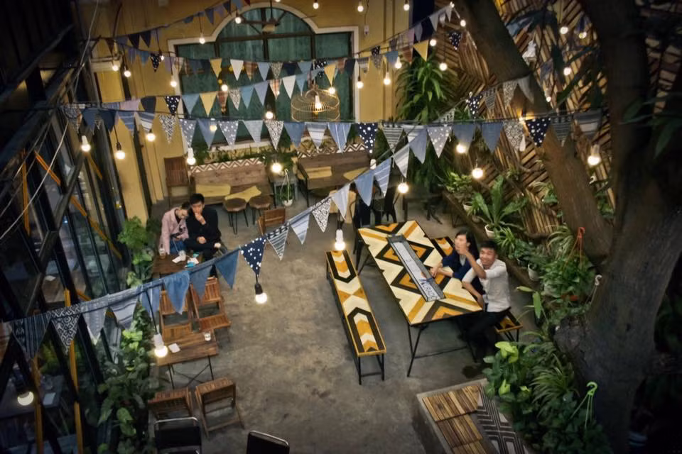 Nằm trên con phố Lê Lợi, tuyến đường được coi là trung tâm của thành phố Vinh, Ngầu Coffee là địa điểm thường được nhiều bạn trẻ lựa chọn để ngồi hàn huyên nhóm bạn bè hay đưa một nửa của mình tới tận hưởng không gian ấm áp và đầy lãng mạn.