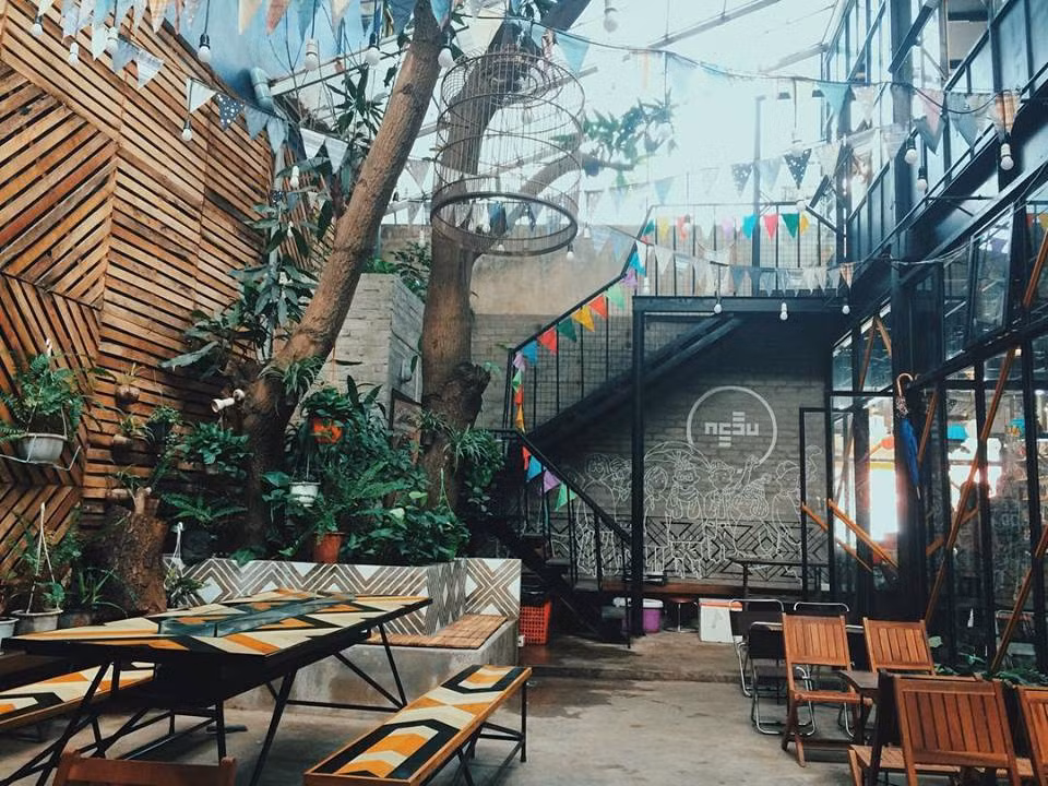 Ấm áp, văn minh và đặc sắc chính là những ngôn từ mà rất nhiều bạn trẻ tại Vinh (Nghệ An) đã dành để miêu tả không gian của quán cafe Ngầu Coffee và trong thời gian qua, rất nhiều những bức ảnh đẹp đã được các bạn trẻ đã biến nơi đây trở thành địa điểm check-in hot trong cộng đồng mạng.