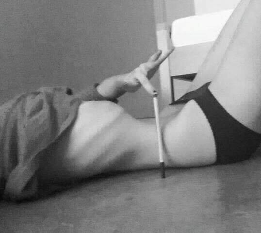 Còn nếu eo của bạn ngang hoặc cao hơn cây bút thì có lẽ bạn nên chú ý đến việc ăn uống và giảm cân.