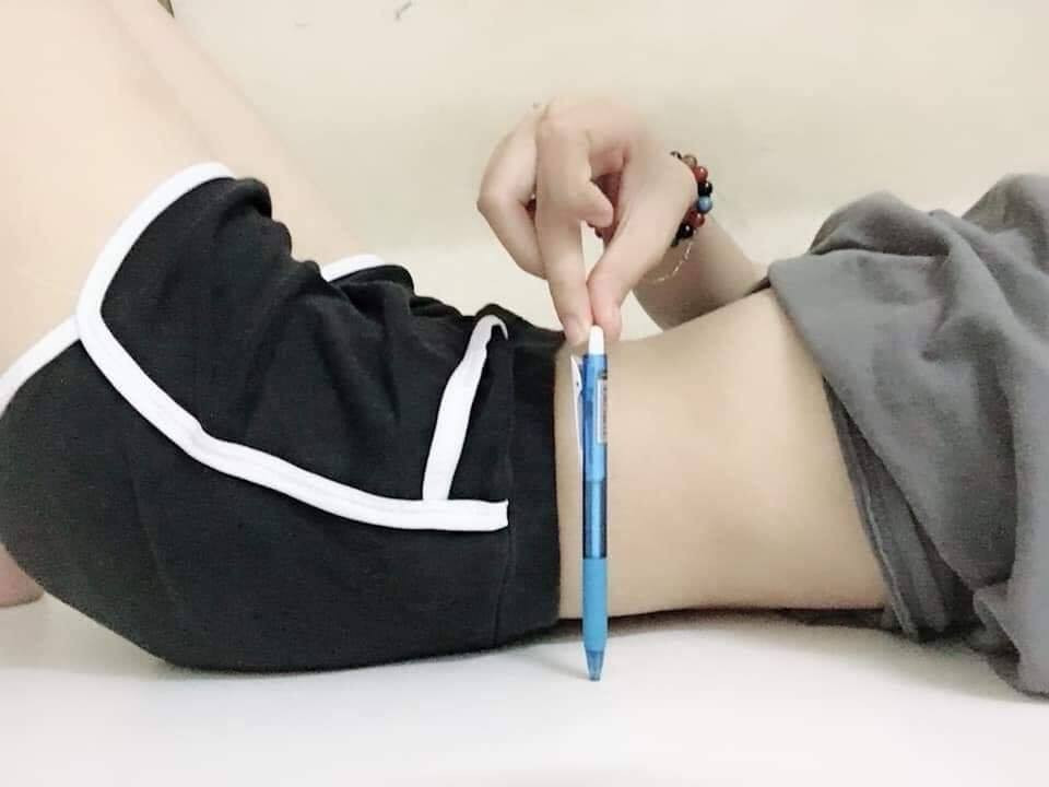 Dù có hơi cao hơn so với chiếc bút nhưng là động lực để hội chị em giảm cân và tập luyện.