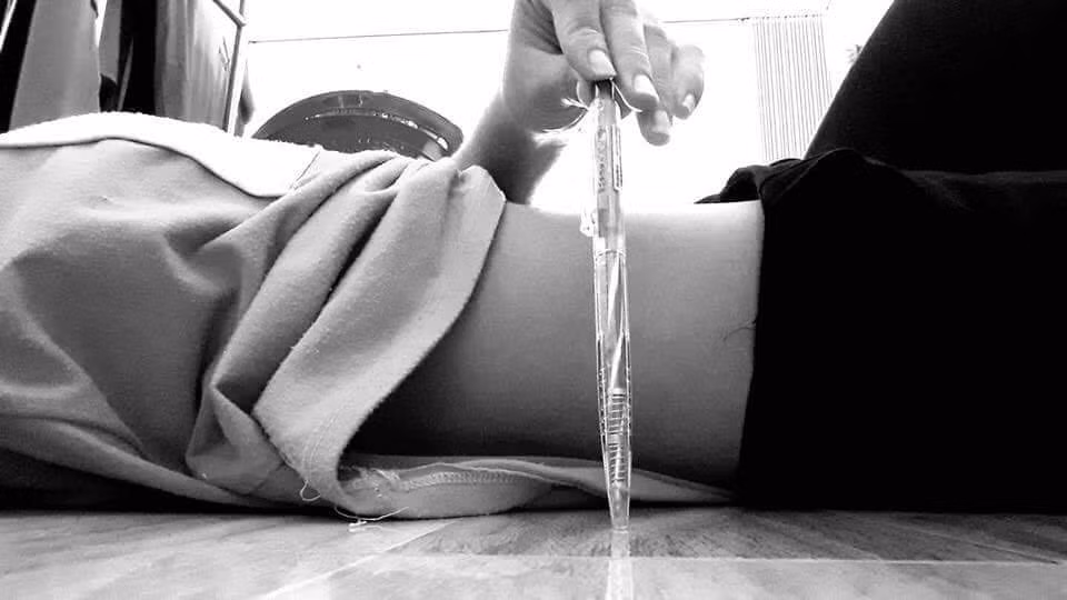 Trong khi đấng mày râu thì hết sức bất ngờ vì không nghĩ rằng trên đời này lại có những người có vòng eo nhỏ đến vậy, có người còn vui miệng nói: "Quảng cáo cho cơm sườn à"