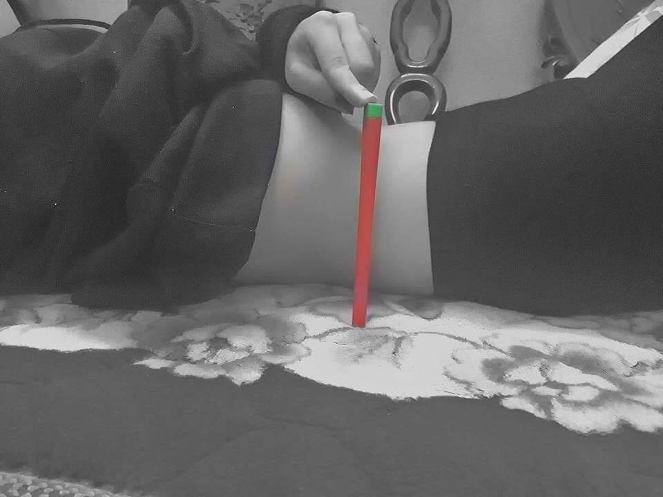 Để tham gia vào trào lưu đo vòng 2 bá đạo này, các bạn trẻ chỉ cần trong tay một cây bút bình thường cùng một mặt phẳng bất kì như sàn nhà. Sau đó, hãy nằm xuống, ép sát phần lưng của mình sát với mặt đất rồi sau đó đặt cây bút ngay vị trí eo.