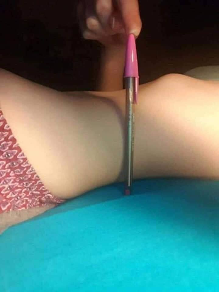 Sau hàng loạt các trào lưu gây sốt chứng minh thân hình chuẩn như trào lưu xương quai xanh, trào lưu eo bambi, trào lưu nếp gấp ở đùi... thì mới đây nhất, các chị em lại tiếp tục kháo nhau một trò mới toanh mang tên thử thách cây bút (Pen challenge) để đo vòng 2.