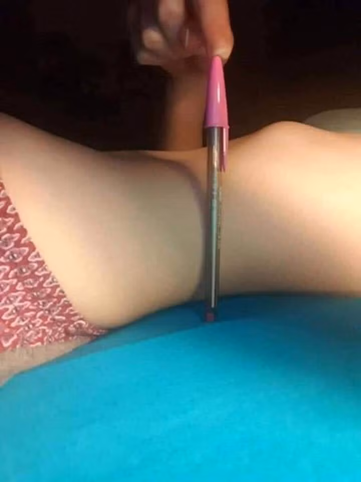 Sau hàng loạt các trào lưu gây sốt chứng minh thân hình chuẩn như trào lưu xương quai xanh, trào lưu eo bambi, trào lưu nếp gấp ở đùi... thì mới đây nhất, các chị em lại tiếp tục kháo nhau một trò mới toanh mang tên thử thách cây bút (Pen challenge) để đo vòng 2.