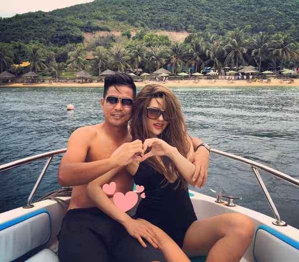 Việt Thắng đã lấy hình ảnh này của cặp đôi để làm ảnh bìa cho trang cá nhân của mình.