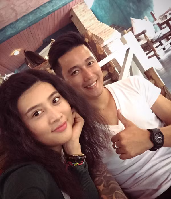 Cựu tuyển thủ quốc gia Lê Sỹ Mạnh khoe ảnh đi chơi Tây Ninh với "một nửa" của mình.