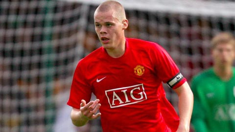 Shawcross chỉ ra sân 2 lần, từ ghế dự bị tại League Cup trong màu áo của MU. Tuy thể hiện khá tốt những lần mình được ra sân nhưng hậu vệ này vẫn phải rời khỏi sân Old Trafford vào tháng 1/2008. Ảnh: Mirror.