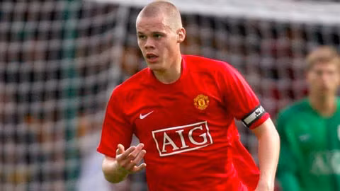 Shawcross chỉ ra sân 2 lần, từ ghế dự bị tại League Cup trong màu áo của MU. Tuy thể hiện khá tốt những lần mình được ra sân nhưng hậu vệ này vẫn phải rời khỏi sân Old Trafford vào tháng 1/2008. Ảnh: Mirror.