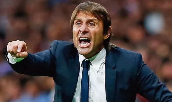 Conte muốn nổi đóa trước đại chiến với Man City: Chelsea vừa có chiến thắng ấn tượng trên sân của Atletico nhưng HLV Antonio Conte không thể tận hưởng niềm vui một cách thoải mái. Trái lại, ông còn bực mình vì thấy quá bất công, do lịch thi đấu sắp xếp của BTC Premier League. Vào 23h30 đêm thứ Bảy này, Chelsea sẽ có màn so tài cân sức với Man City. Dù đội bóng của Pep Guardiola cũng đấu C1, nhưng được chơi trên sân nhà và lại đá trước 1 ngày. Trong khi đó, Conte cùng học trò phải hành quân đến Tây Ban Nha. Ảnh: Goal