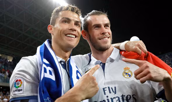 Ronaldo và Bale "phá", không cho Real mua Cavani: Theo thông tin chuyển nhượng bóng đá mới nhất được loan đi từ Don Balon, 2 ngôi sao cộm cán ở Nhà trắng lần đầu... chung sức cùng phản đối Real Madrid ký với Cavani. Ronaldo thậm chí phản ứng quyết liệt hơn. Lý do anh đang đàm phán gia hạn với Real và không muốn có thêm sự cạnh tranh hay bất cứ "đe dọa" nào đến vị trí số 1 của mình ở Bernabeu, nhất là khi không xa nữa thì số 7 cán mốc 33 tuổi. Ảnh: AS