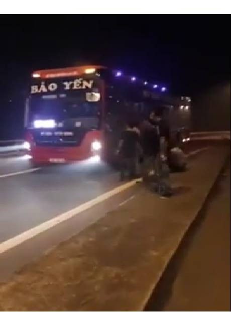 Theo những hình ảnh được ghi lại, nhóm này cầm dao, mã tấu, liên tục kêu "chào bà con" và chửi thề. Nhiều ô tô bị chặn giữa cao tốc, trong đó có một xe khách, taxi và xe cá nhân. Khi phương tiện này dừng lại, nhóm thanh niên tiếp cận ghế tài xế và hét lớn xin tiền, số khác cầm dao đi lòng vòng.