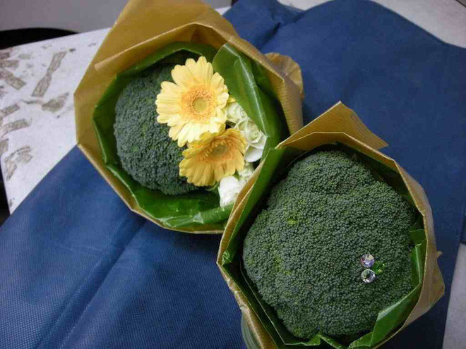 Bó hoa súp lơ xanh có điểm xuyết những củ tỏi này chính là một minh chứng cho sự sáng tạo và chắc hẳn được chị em nội trợ khá thích thú.