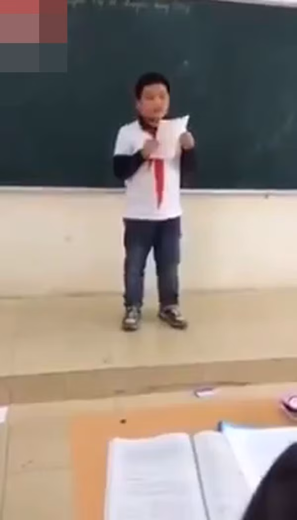 Sau khi miêu tả cảnh tượng và con người xung quanh, học sinh lớp 6 trên bắt đầu đưa cao trào của câu chuyện vào khi tình tiết mỗi ngày sẽ có một chú lợn bị đem ra làm thịt, và chỉ còn một ngày nữa thôi là đến lượt cậu bạn.