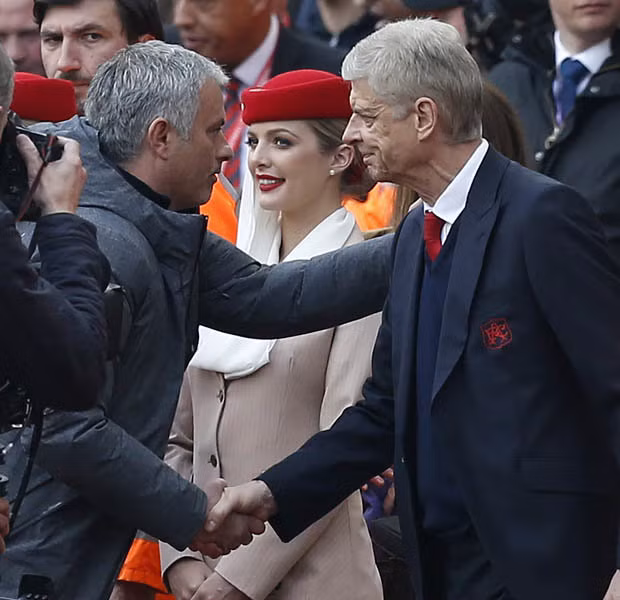 Tin chuyển nhượng bóng đá từ Mirror, HLV Wenger đã lên tiếng chỉ bảo cho Mourinho rằng: đừng có ở đó mà than khóc, sau khi HLV M.U tuyên bố rằng, 300 triệu là không đủ cho việc "đi chợ". Ảnh: Mirror