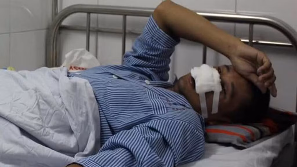 Chiều 22/7, anh chàng shipper kém may mắn được chủ shop nhờ giao cho khách một bộ quần áo thể thao với giá 180.000 đồng ở KĐT Time City cộng phí giao hàng là 30.000 đồng. Tuy nhiên, khi đến giao hàng thì khách từ chối không nhận, thậm chí còn chửi anh chàng shipper trên khi bị yêu cầu trả tiền phí ship hàng vì đường xa vất vả.