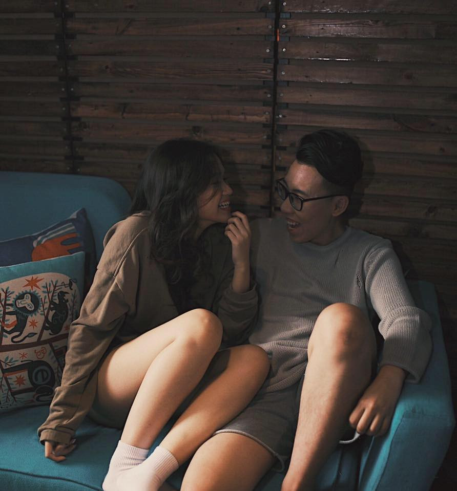 Hồng Ngọc và bạn trai đã yêu nhau được gần 2 năm, cùng nhau trải qua rất nhiều những kỉ niệm đáng nhớ. Hiện tại, cặp đôi này đang phải yêu xa nhưng khoảng cách cũng không làm tình cảm của họ phai nhạt mà trái lại, họ càng yêu thương và trân trọng nhau hơn.