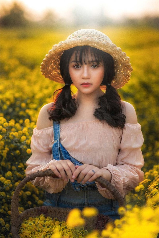 Trước một số ý kiến cho rằng Việt Hà đã "đụng dao kéo" và lạm dụng phần mềm chỉnh sửa ảnh để có vẻ ngoài "lung linh", hot girl " Em chưa 18" khẳng định bản thân chưa từng phẫu thuật thẩm mỹ.