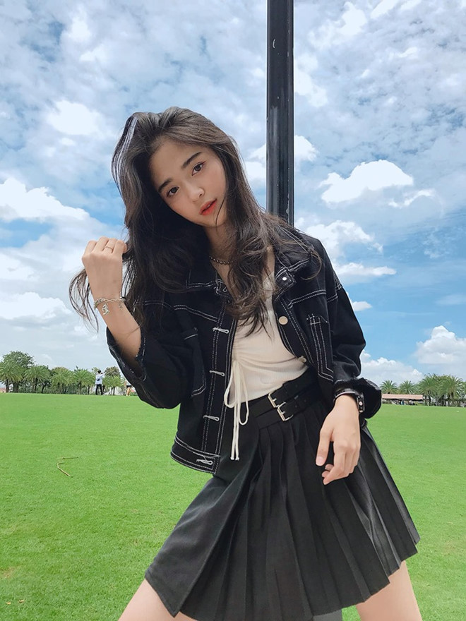 Do học trường nội trú, Hoàng Yến không thường xuyên được sử dụng điện thoại. Tuy nhiên, những hình ảnh 10X đăng tải trên trang cá nhân vẫn giúp cô hút tới gần 70.000 follow.