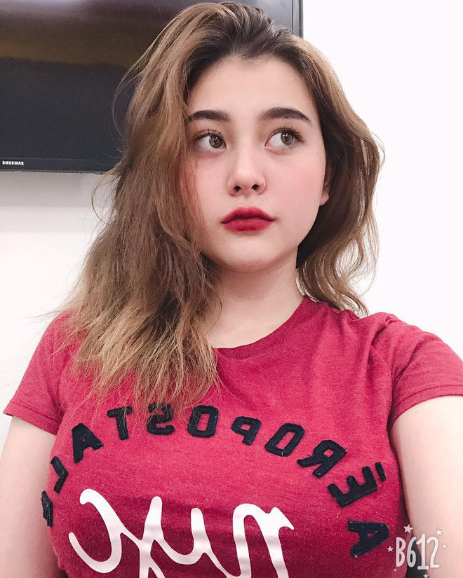 Wilson Trần Nhật Anh (sinh năm 2002) là gương mặt nổi tiếng trong giới trẻ nhờ vẻ ngoài quyến rũ. Nữ sinh 2K này là con lai Việt - Mỹ, hiện sinh sống tại TP HCM.