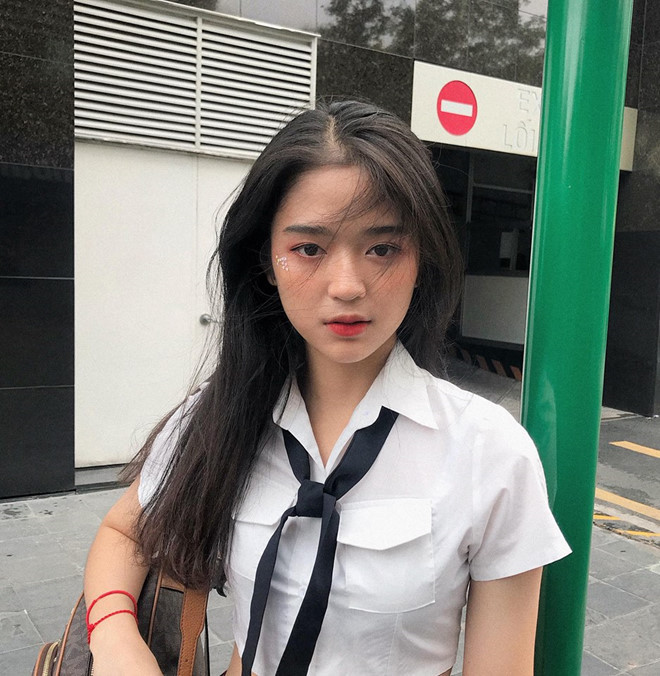 Sở hữu nhan sắc được đánh giá là ngọt ngào, nữ tính, Mai Hà Hoàng Yến (sinh năm 2002) được nhiều dân mạng ví như hình ảnh nữ chính trong các bộ phim thanh xuân vườn trường. Cô nàng học tại trường THCS - THPT Nguyễn Khuyến, Bình Dương.