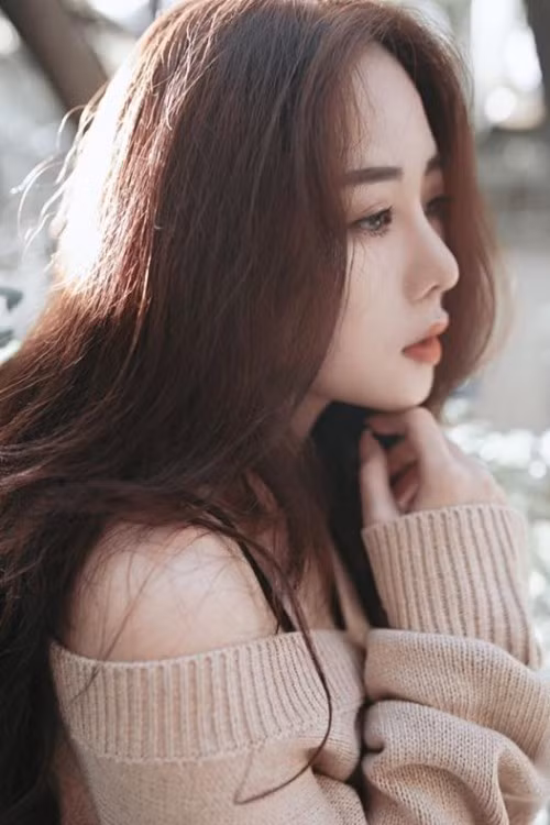 Cô bạn Sài Gòn được nhắc tới với vẻ đẹp chẳng kém sao Hoa ngữ đó là Nguyễn Hà Thương, người gốc Hà Nội. Hiện đang là sinh viên của Đại học Hồng Bàng với Khoa đồ họa quảng cáo và trường Saigon Tourist với Khoa quản lý khách sạn.