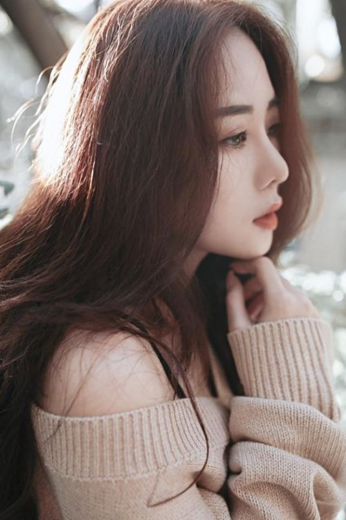 Cô bạn Sài Gòn được nhắc tới với vẻ đẹp chẳng kém sao Hoa ngữ đó là Nguyễn Hà Thương, người gốc Hà Nội. Hiện đang là sinh viên của Đại học Hồng Bàng với Khoa đồ họa quảng cáo và trường Saigon Tourist với Khoa quản lý khách sạn.