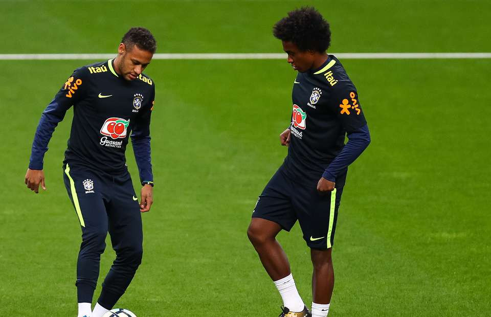 Các cầu thủ được chào đón rất trang trọng khi bước chân xuống sân bay. Nhân viên khách sạn mặc đồ truyền thống và mang bánh mì để chào mừng đội tuyển tới tham dự World Cup