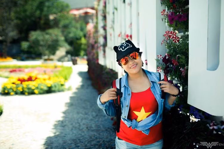 Tại Bà Nà từ ngày 15/5 đến 15/8 cũng đang diễn ra Lễ hội hoa vô cùng rực rỡ. Một thung lũng hoa đa dạng, phân chia thành các khu: vườn Địa Đàng, nhà Thư Giãn, vườn Bí ẩn, vườn Uyên Ương, vườn Suy Tưởng, vườn Thần Thoại, vườn Thiêng, nhà Tĩnh Tâm, vườn Nho, vườn Ký Ức, quảng trường Ước hẹn... để du khách thỏa thích thưởng ngoạn.