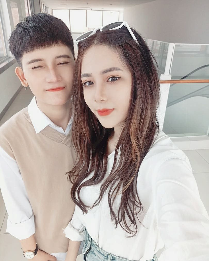 Sở hữu khuôn mặt thanh thoát, nét nào ra nét đó từ đôi mắt cho đến sống mũi Tú Nhi gây ấn tượng với mọi người. Tuy nhiên, trước khi được biết đến với hình ảnh đẹp, cô nàng 9X Sài thành có gương mặt đẹp này từng rất tự ti về bản thân, đặc biệt là ngoại hình.