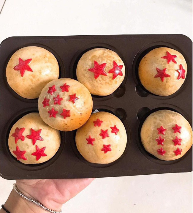 Bánh trung thu theo phong cách "Bảy viên ngọc rồng" cho hội cuồng truyện tranh cũng đã xuất hiện trong danh sách những siêu phẩm bánh trung thu phiên bản lỗi.