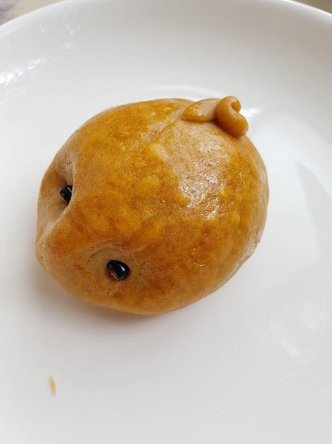 Bánh nướng thường được mọi người làm thành hình chú lợn xinh xắn nhưng đây không ra hình thù con lợn vì mắt và mũi đã bị triệt tiêu.