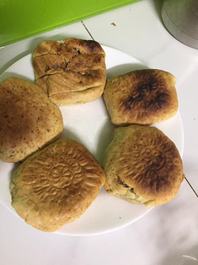 Từ bao giờ mà Tết Trung thu người ta không ăn bánh trung thu mà lại đi ăn bánh chưng rán.