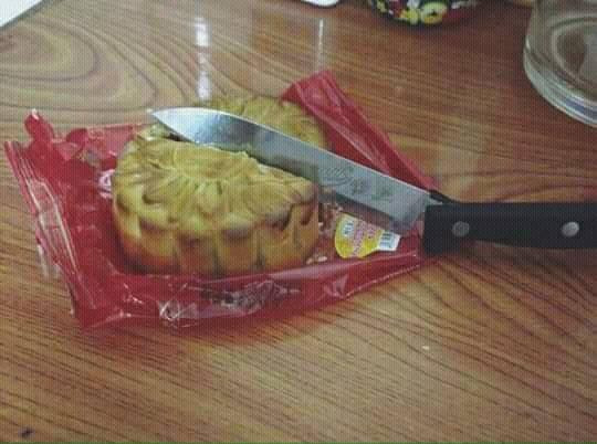 Bánh trung thu, dù là bánh nướng hay bánh dẻo thì cũng giống vô vàn món ăn khác, cũng cần chuẩn bị nguyên liệu, làm theo từng công thức và tất nhiên là cần cả một bàn tay nấu nướng có duyên.