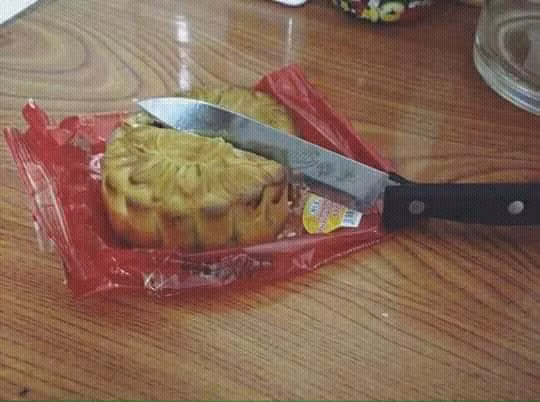 Bánh trung thu, dù là bánh nướng hay bánh dẻo thì cũng giống vô vàn món ăn khác, cũng cần chuẩn bị nguyên liệu, làm theo từng công thức và tất nhiên là cần cả một bàn tay nấu nướng có duyên.