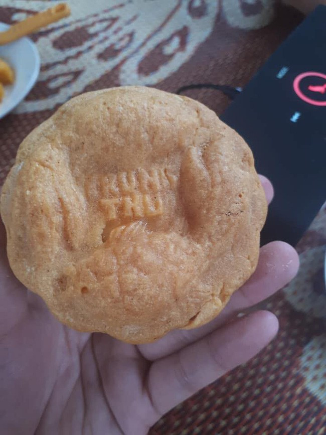 Nếu bạn thắc mắc đây có phải bánh mì hay không thì xin nhìn kĩ lại đi, có chữ "Trung thu" trên bánh nên đây chắc chắn là bánh trung thu.