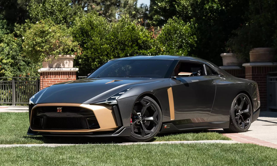 Được xây dựng bởi Nissan và Italdesign danh tiếng, GT-R50 là siêu phẩm đánh dấu cột mốc kỷ niệm 50 năm thành lập của cả hai hãng này. Nissan GT-R50 được làm thủ công với đường nét thiết kế mới, nhiều nếp gấp hơn và một số chi tiết mạ vàng. Nhờ sử dụng hệ thống tăng áp và hệ thống tản nhiệt lấy từ xe đua GT3, khối động cơ Twin-Turbo V6 3.8L trên GT-R50 sản sinh công suất 710 mã lực và mô-men xoắn cực đại 780 Nm.