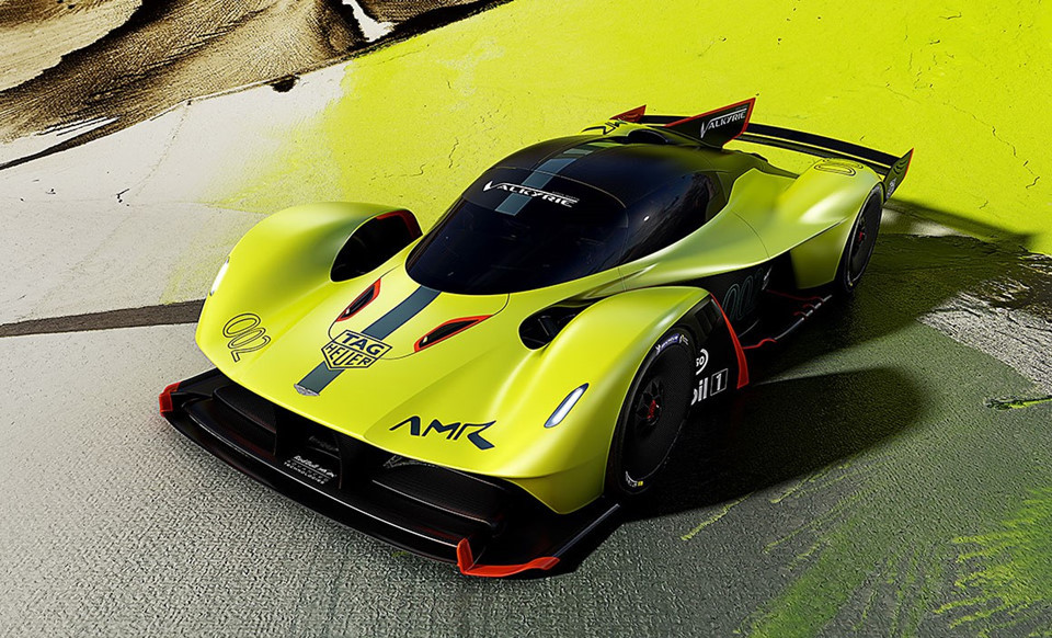 Sau nửa thế kỷ vắng bóng, Aston Martin trở lại trường đua với mẫu xe Valkyrie có động cơ 1.000 mã lực và tiếp tục nâng cấp với phiên bản Valkyrie AMR Pro. Là mẫu xe đua nên tính khí động học của AMR Pro đã được ưu tiên hàng đầu: thân xe bằng carbon, hệ thống xả siêu nhẹ, các vòm bánh nới rộng, cánh chia gió cỡ lớn và loại bỏ các chi tiết cản gió. Vẫn sử dụng động cơ nạp khí tự nhiên V12 6.5L nhưng được phát triển riêng để cho ra tổng công suất hơn 1.100 mã lực.