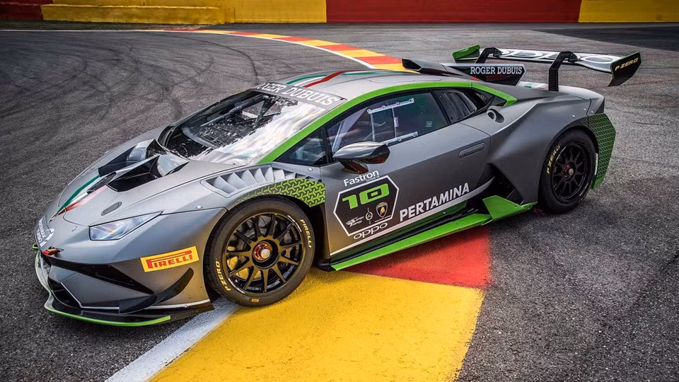 Nhân dịp kỷ niệm 10 năm chiếc xe đua Super Trofeo ra mắt, bộ phận Lamborghini Squadra Corse tạo ra phiên bản đặc biệt mang tên Super Trofeo Evo 10th Edition dựa trên Huracan. Ngoại thất xe nổi bật với màu xám mờ được tổ điểm bằng những sọc màu xanh lá cây bắt mắt. Con số 10 ở cửa xe tượng trưng cho số tuổi của dòng xe đua này, ám chỉ số lượng Lamborghini Huracan Super Trofeo Evo 10th Edition được ra lò.
