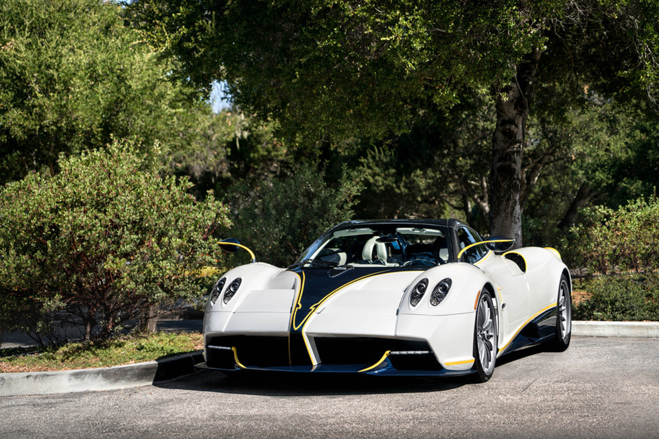 Để đánh dấu cột mốc chiếc Huayra cuối cùng xuất xưởng, Pagani đã tạo ra siêu phẩm Huayra Roadster Gyrfalcon. Biểu tượng loại chim ưng Gyrfalcon xuất hiện khắp xe như cần gạt số, ghế ngồi, ốp cửa và cả táp-lô. Hệ động lực trên siêu phẩm này vẫn là loại tăng áp kép V12 6.0L của Mercedes-AMG, sản sinh công suất 764 mã lực và mô-men xoắn 1.000 Nm.